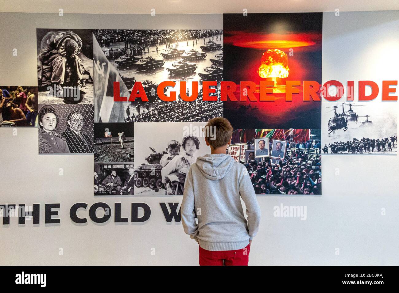 TEENAGER LOOKING AT A PANEL RECOUNTING THE IMPORTANT MOMENTS IN THE COLD WAR, EXHIBITION ON THE WALLS OF THE CAEN MEMORIAL, CALVADOS (14), NORMANDY, FRANCE Stock Photo