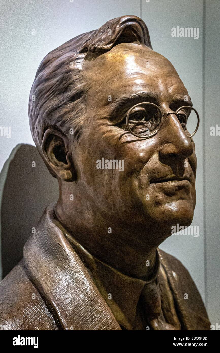 BUST OF NORMAN ROCKWELL BY CAROLYN PALMER, BRONZE 2013, CAEN MEMORIAL, CALVADOS (14), NORMANDY, FRANCE Stock Photo