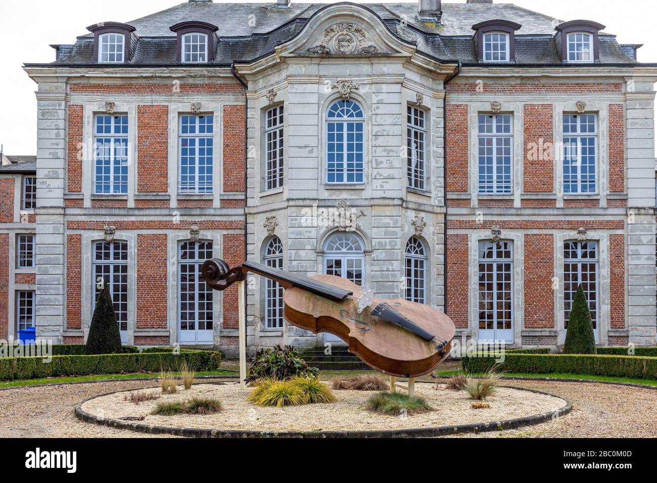 GIANT VIOLIN IN FRONT OF THE MUSIC AND DANCE CONSERVATORY, LISIEUX, PAYS D'AUGE, CALVADOS, NORMANDY, FRANCE Stock Photo