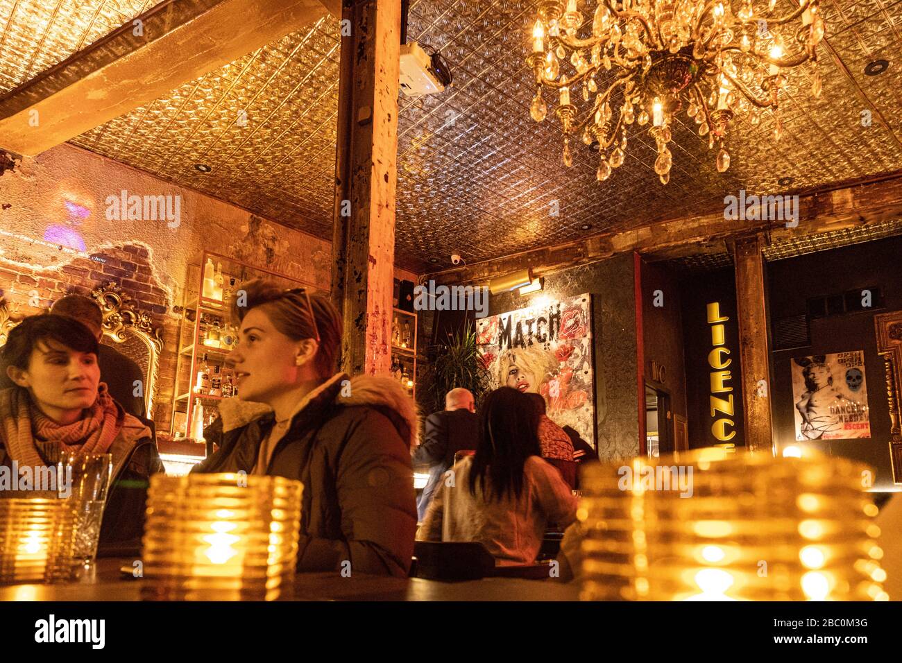 PUB AMBIANCE AT NIGHT, RUE SAINT-PAUL, MONTREAL, QUEBEC, CANADA Stock Photo