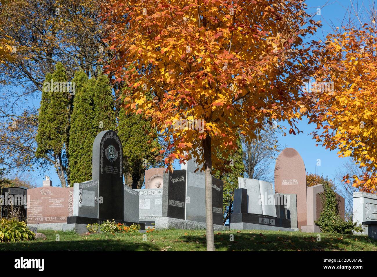 NOTRE-DAME DES NEIGES CEMETERY, MONT-ROYAL PARK IN AUTUMN COLORS, MONTREAL, QUEBEC, CANADA Stock Photo