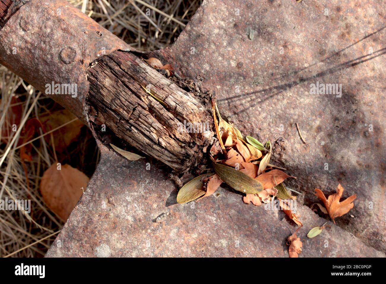 Old iron shovel digging hi-res stock photography and images - Alamy