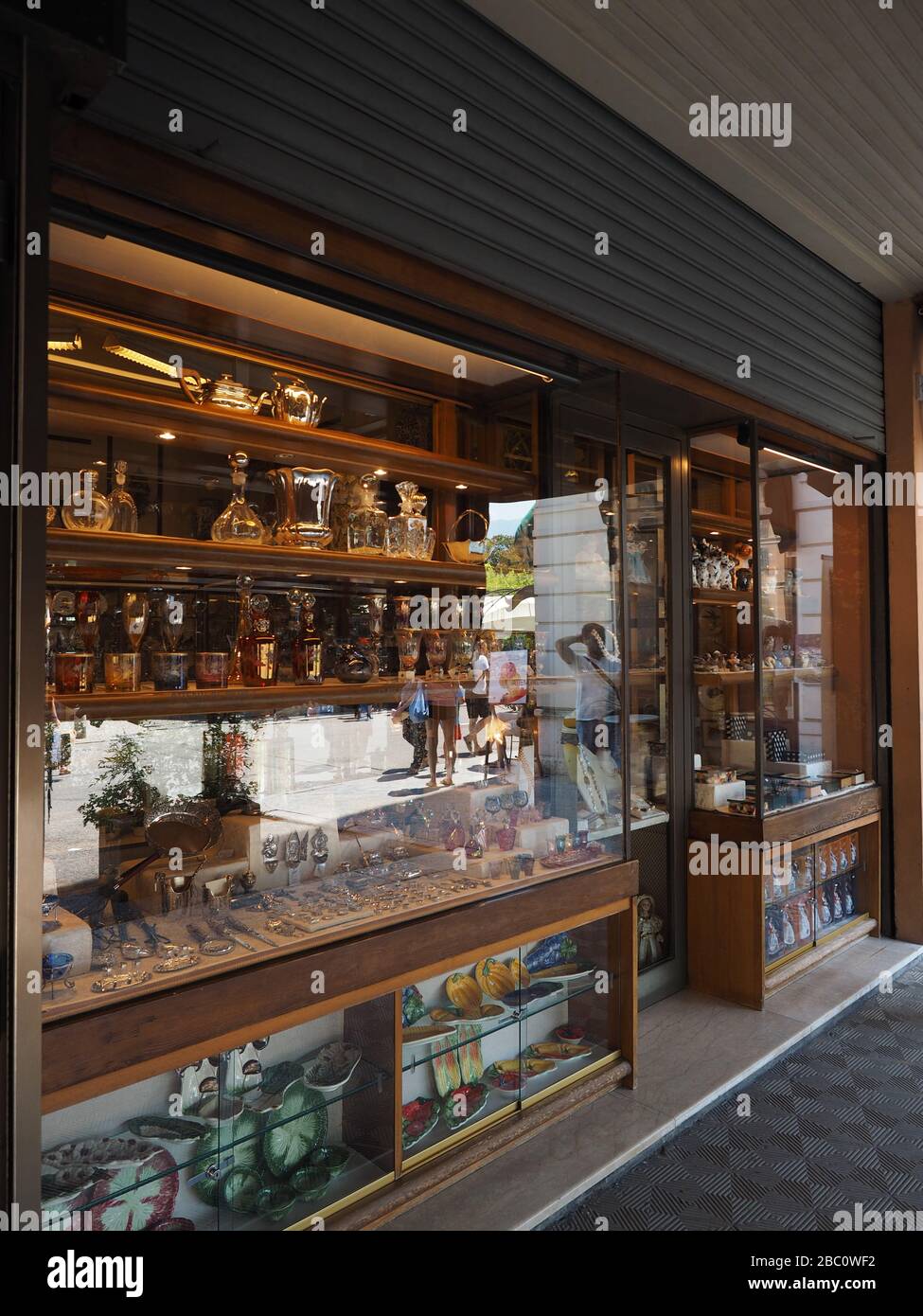 Bellagio italy shopping hires stock photography and images Alamy