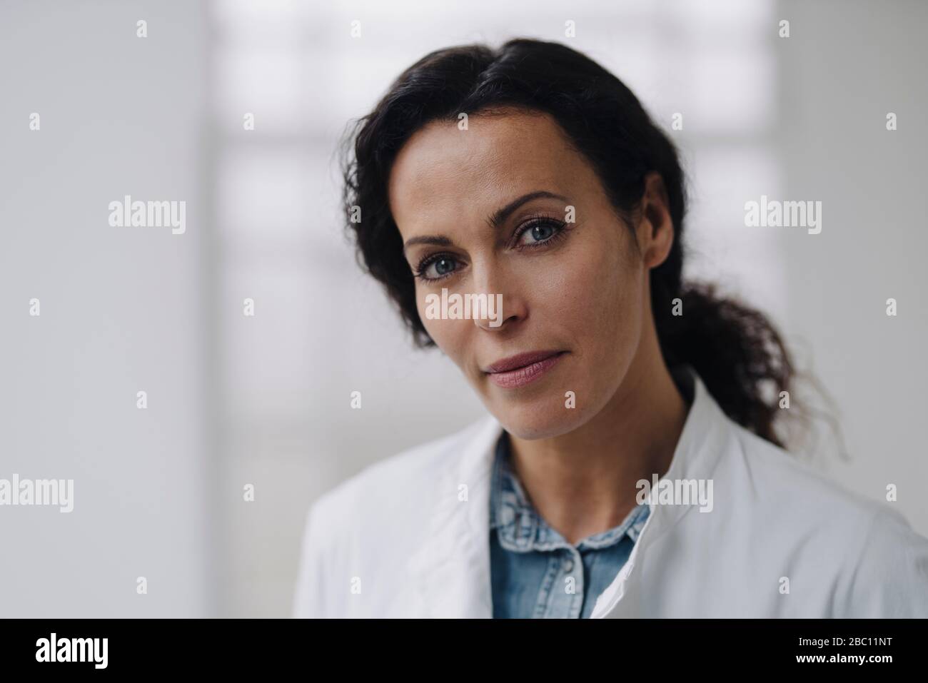 Black female doctor portrait hi-res stock photography and images - Alamy