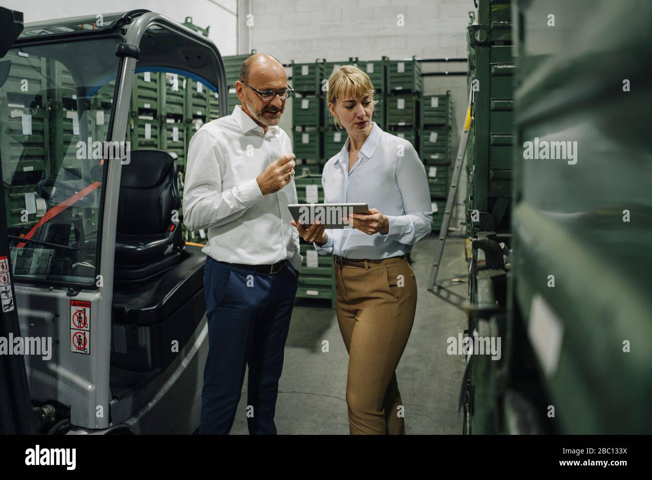 Engineer man woman tablet hi-res stock photography and images - Alamy