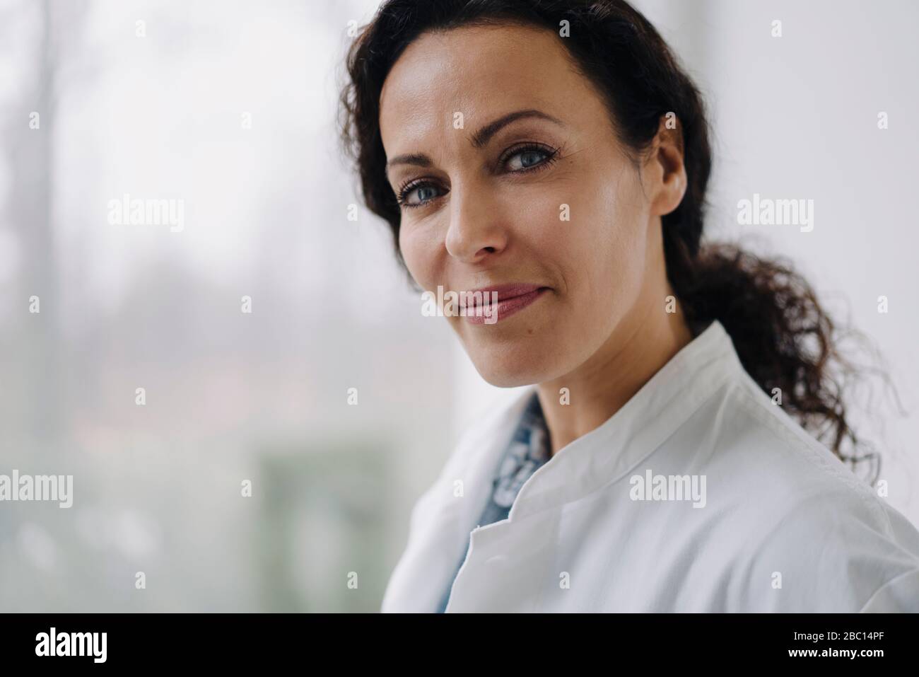 Positive female black doctor hi-res stock photography and images - Alamy