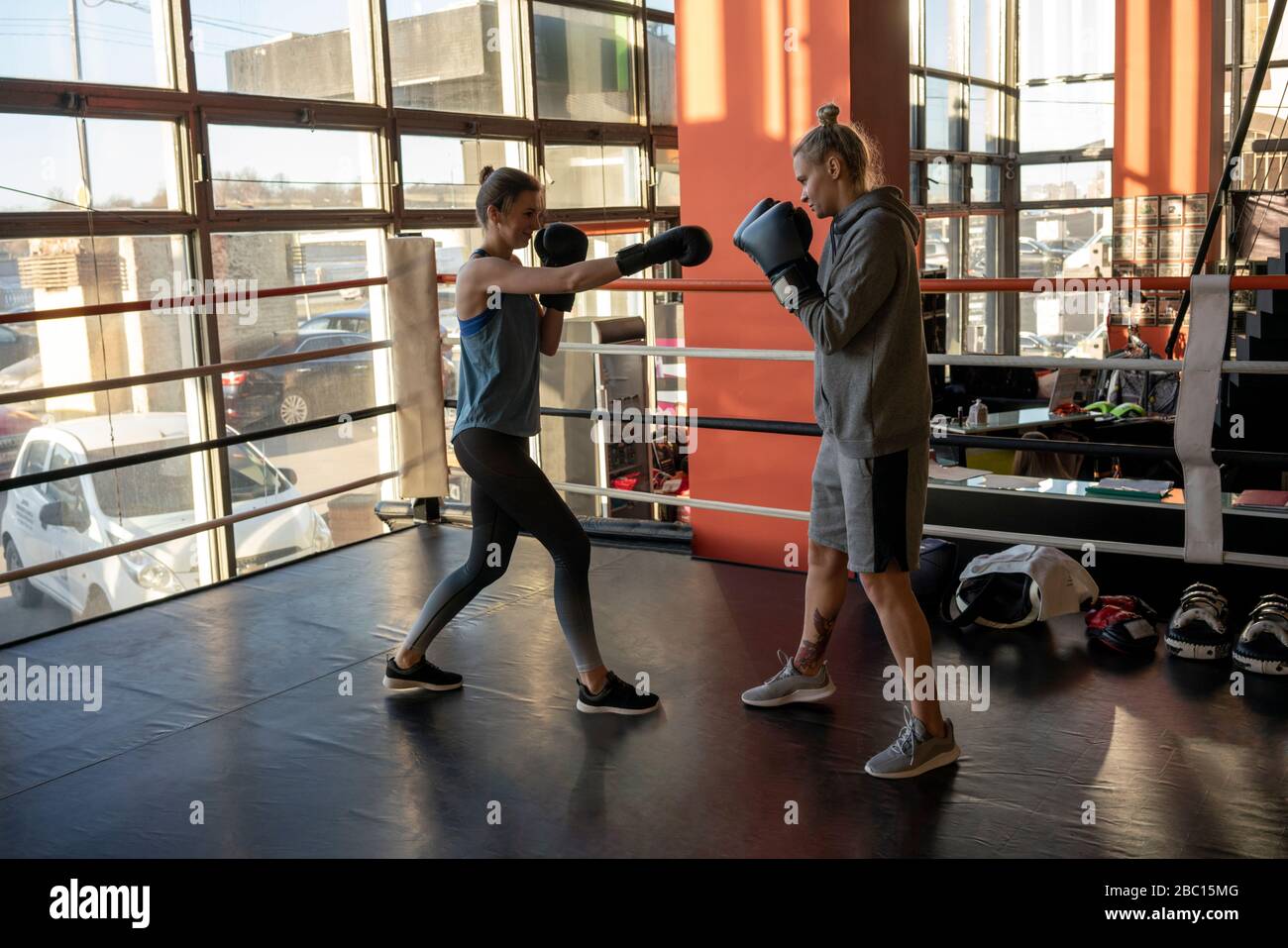 Boxers fighting hi-res stock photography and images - Alamy