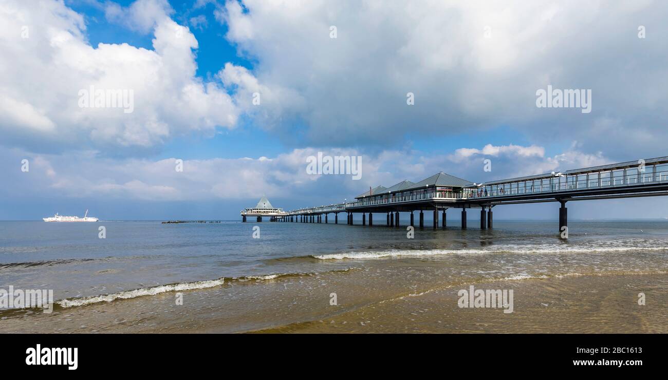 Deutschland, Mecklenburg-Vorpommern, Ostsee, Ostseeküste, Insel Usedom, Heringsdorf, Seebad, Seebrücke, Ausflugsschiff, Boot Stock Photo