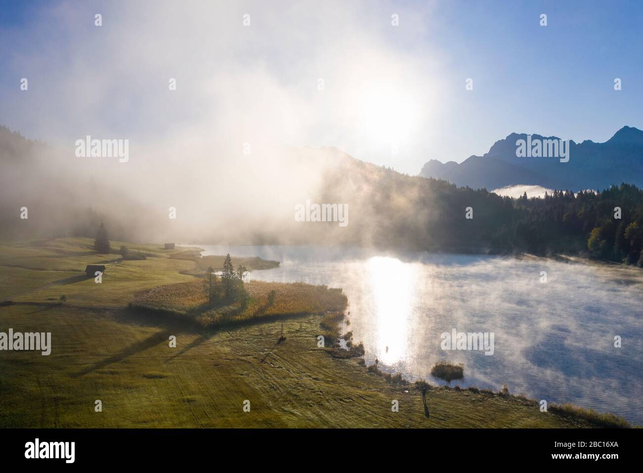 Sonnenaufgang mit Nebelschwaden am Geroldsee, bei Krün, Werdenfelser Land, Drohnenaufnahme, Oberbayern, Bayern, Deutschland Stock Photo