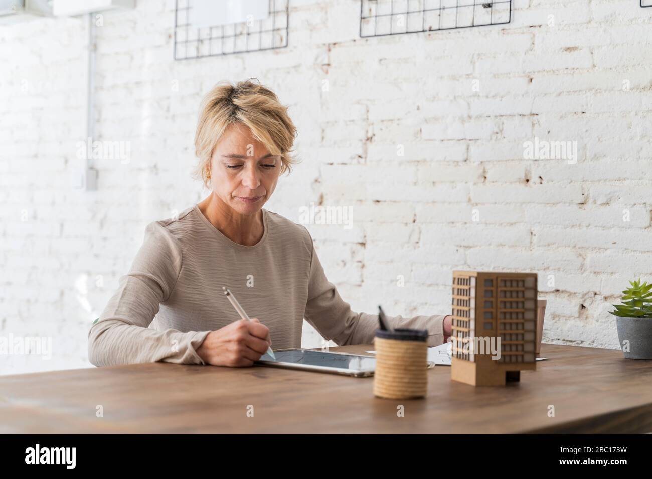 Office mature woman in hi-res stock photography and images - Alamy