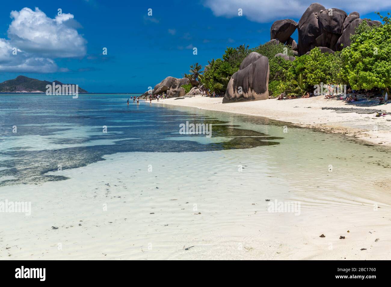 Badende Urlauber am Strand Anse Source d'Argent, Insel La Digue, Seychellen, Indischer Ozean, Afrika Stock Photo