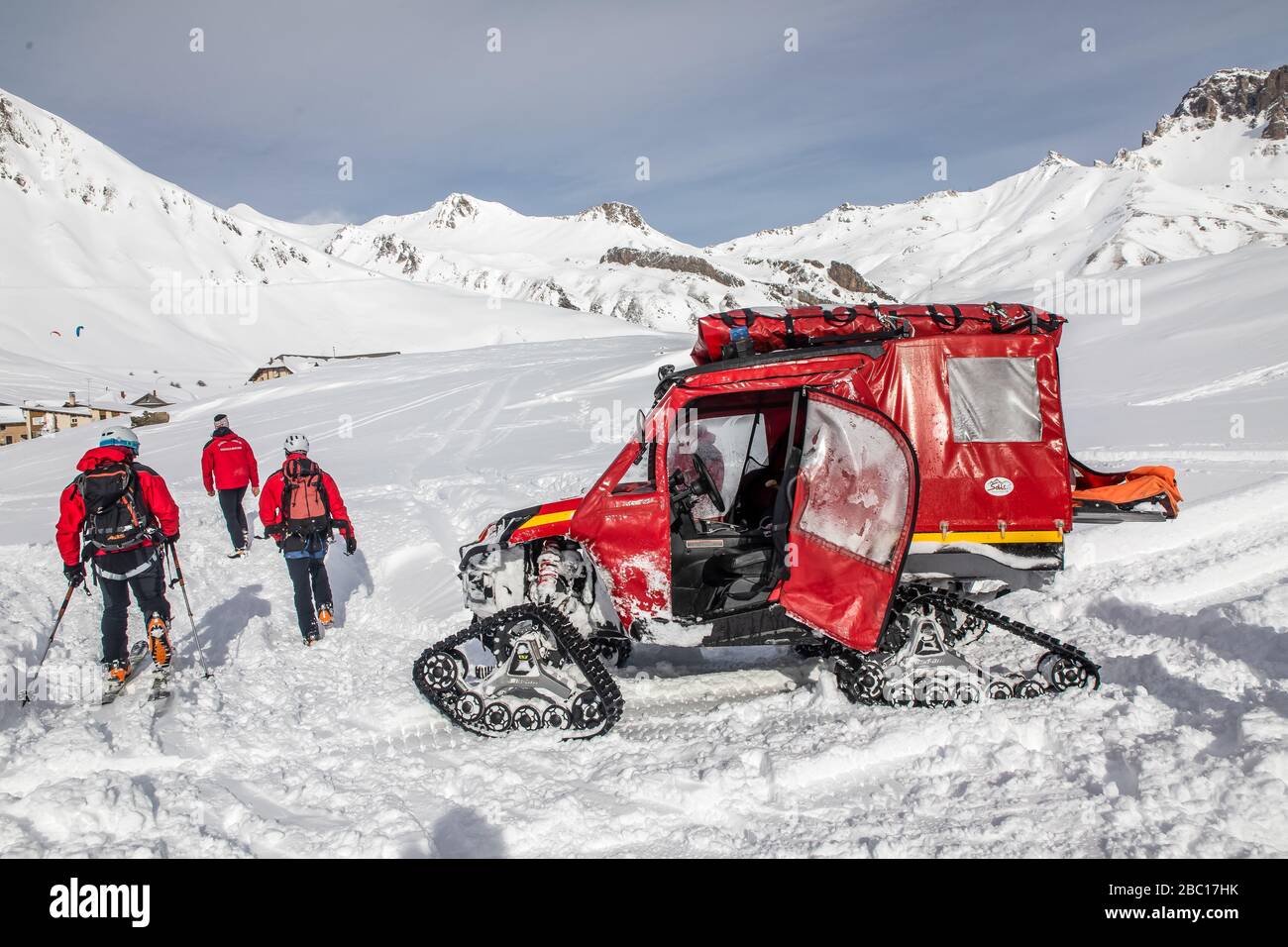 CATERPILLAR-TRACK LIGHT RESCUE UNIT, FIREFIGHTERS NATIONAL EXECISE IN AVALANCHE RESCUE, COL DU LAUTARET, HAUTES ALPES (05) Stock Photo