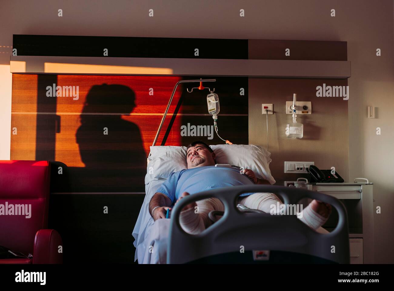 Woman hospital gown waiting hi-res stock photography and images - Alamy