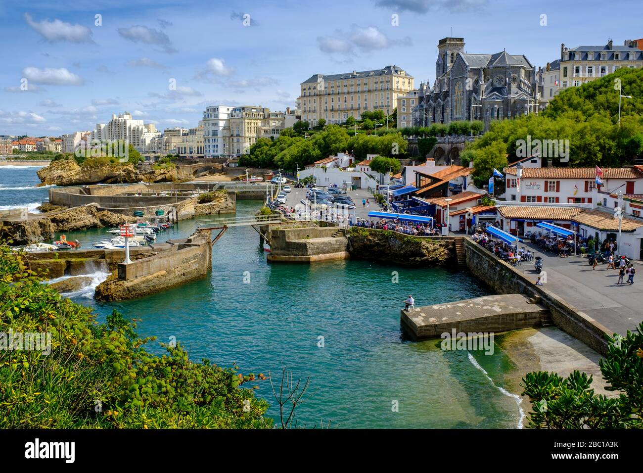 Fischerhafen, Le Port des Pêcheurs, mit der Kirche Notre-Dame du Rocher - Église Sainte-Eugénie de Biarritz, Küste,  Biarritz, Côte Basque, Aquitanien Stock Photo