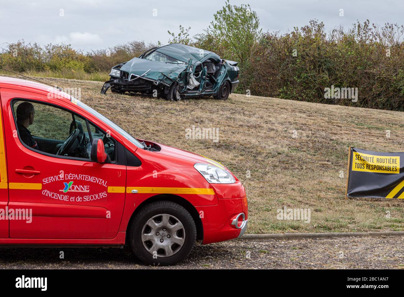 ROAD SAFETY, THE DEPARTMENT OF YONNE INSTALLED WRECKED CARS AT THE