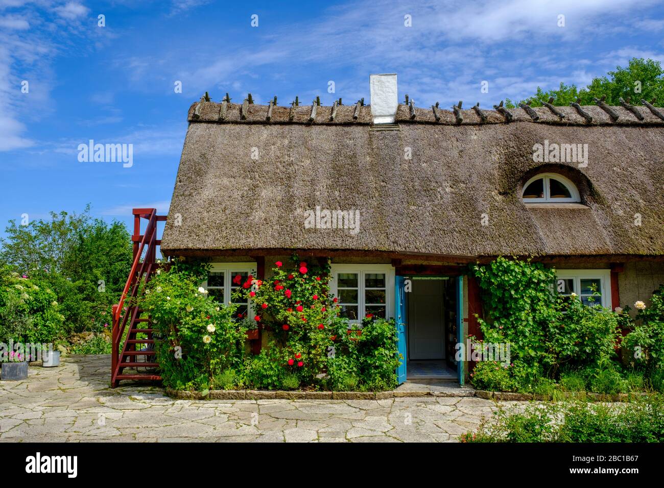 Reetdachhaus, Landlust, romantisch, Gartencafé, Flickorna Lundgren På Skäret, Skäret, Halbinsel Kullen, Schonen, Skane, Skåne län, Südschweden, Schwed Stock Photo