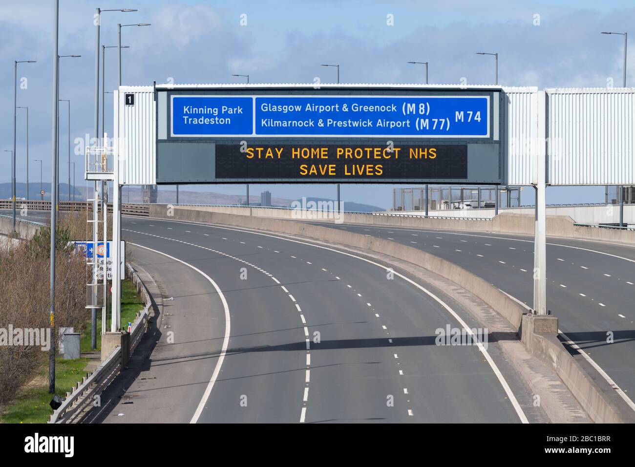 glasgow, Scotland, UK. 2nd Apr, 2020. quiet road and 'Stay Home Protect NHS Save Lives' sign in Glasgow Credit: Kay Roxby/Alamy Live News Stock Photo