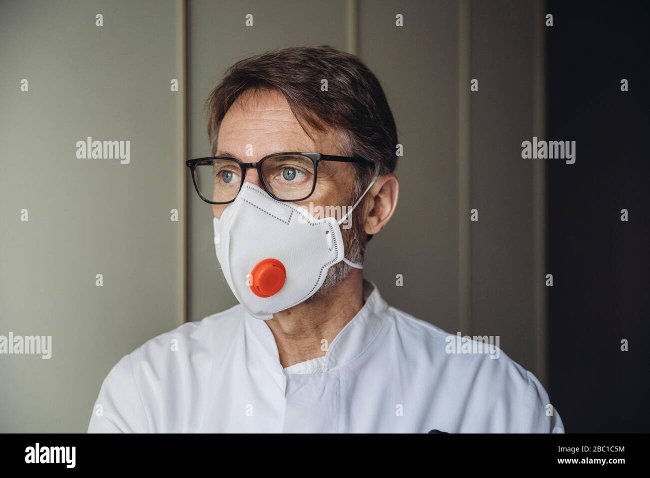 Doctor wearing protective mask hi-res stock photography and images - Alamy