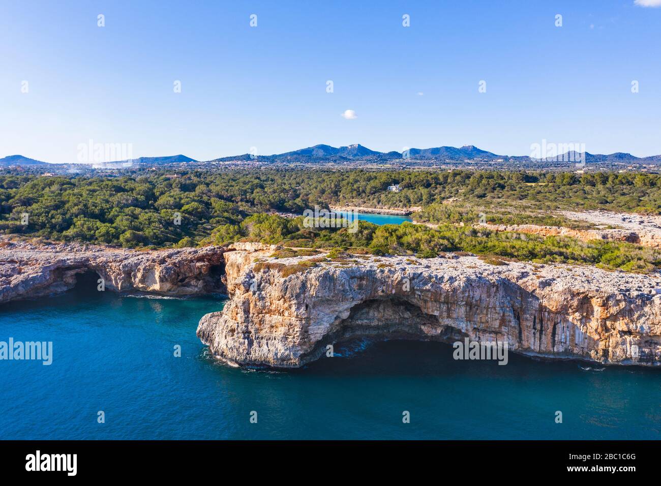 Felsküste mit Cala Sa Nau, bei Cala d'Or, Region Migjorn, Drohnenaufnahme, Mallorca, Balearen, Spanien Stock Photo