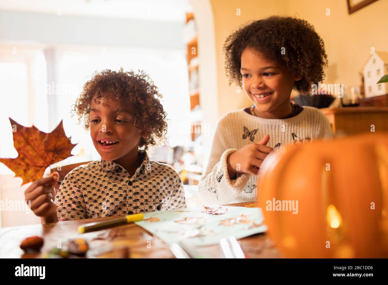 Girl doing crafts hi-res stock photography and images - Alamy