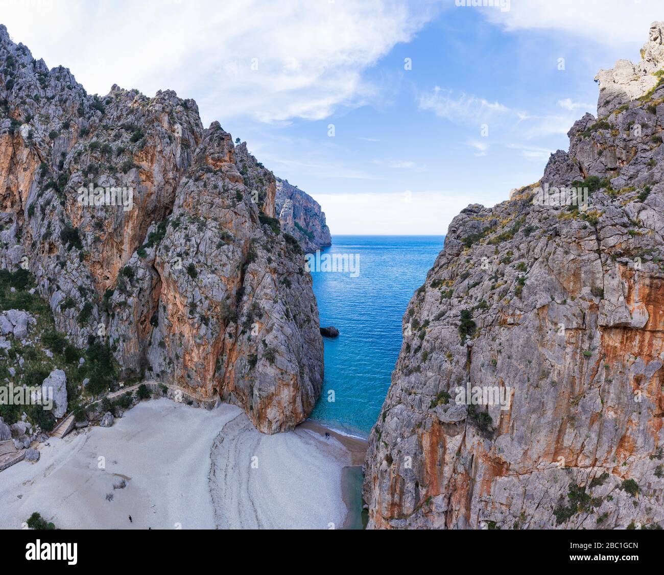 Ende der Schlucht Torrent de Pareis am Meer, bei Sa Calobra, Serra de Tramuntana, Drohnenaufnahme, Mallorca, Balearen, Spanien Stock Photo