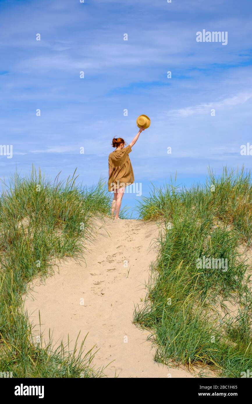 junge Frau mit Sonnenhut, in den Dünen am Sandstrand, Farhult, Schonen, Skane, Skåne län, Südschweden, Schweden, Stock Photo