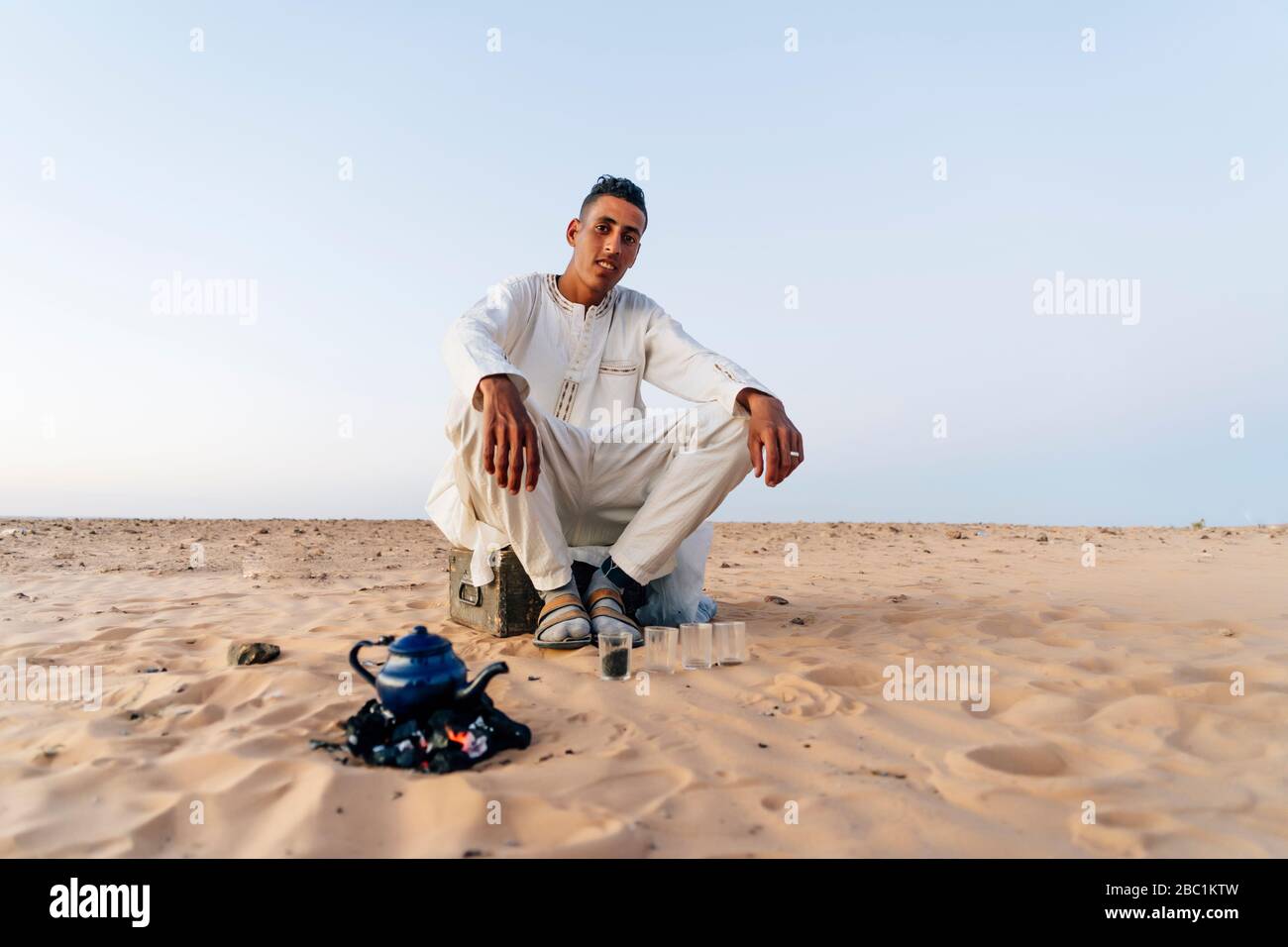 Man preparing tea in Sahara desert, Tindouf, Algeria Stock Photo Alamy