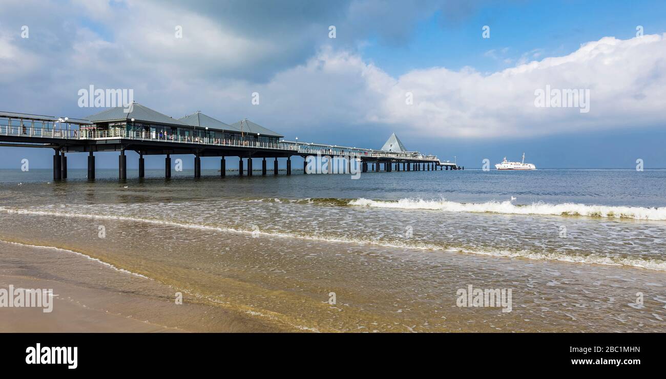 Deutschland, Mecklenburg-Vorpommern, Ostsee, Ostseeküste, Insel Usedom, Heringsdorf, Seebad, Seebrücke, Ausflugsschiff, Boot Stock Photo