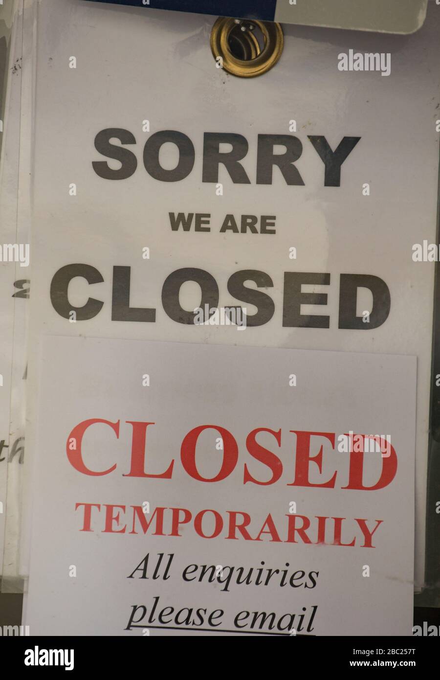 A closed sign in the window of a business in Gillingham North Dorset during the Coronavirus outbreak. North Dorset England UK GB Stock Photo