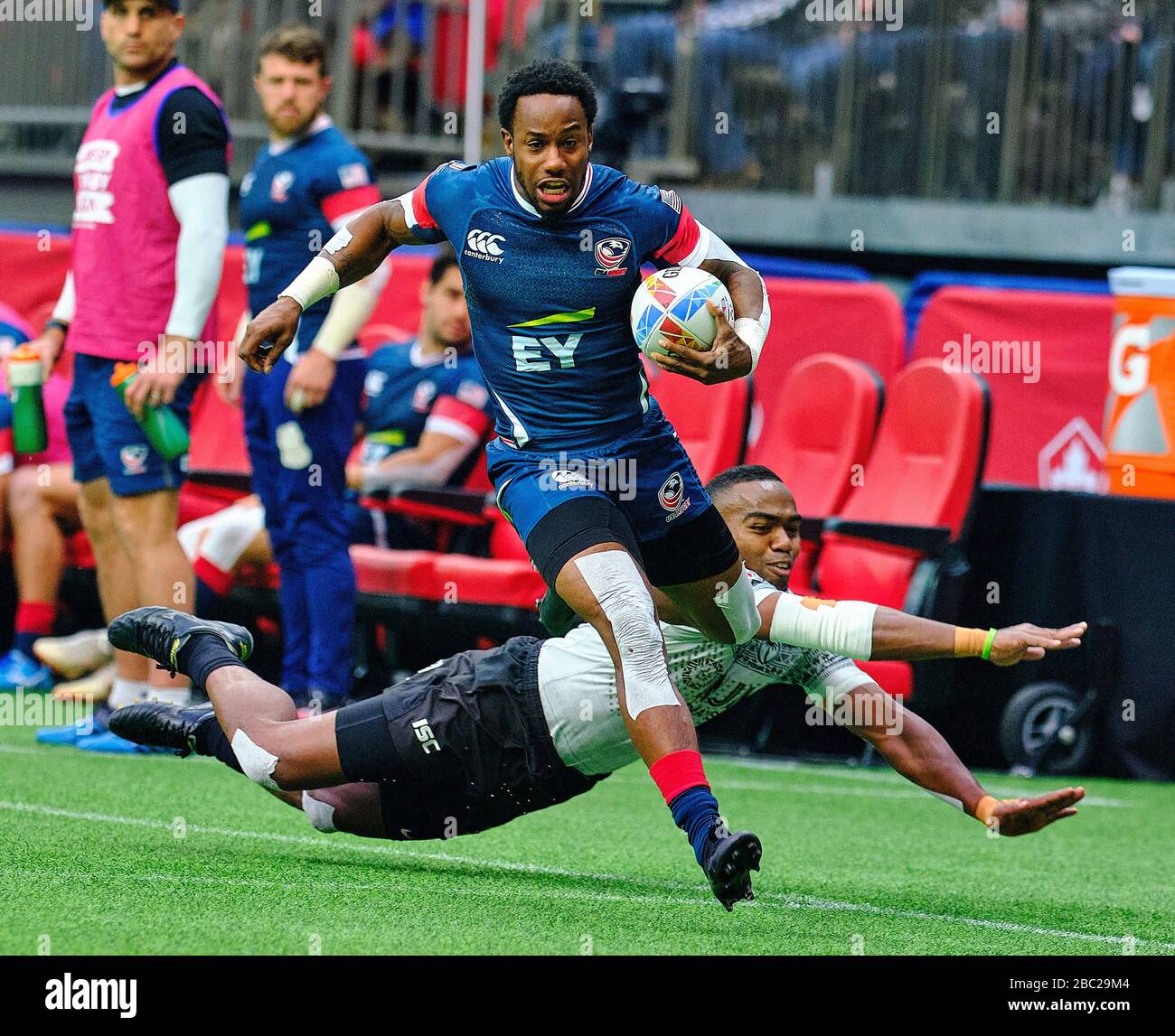 Vancouver, Canada. 8th March, 2020. Carlin Isles #1 of USA gets by Fiji tackler in Match #37 (5th Place Semi Final) during Day 2 - 2020 HSBC World Rug Stock Photo