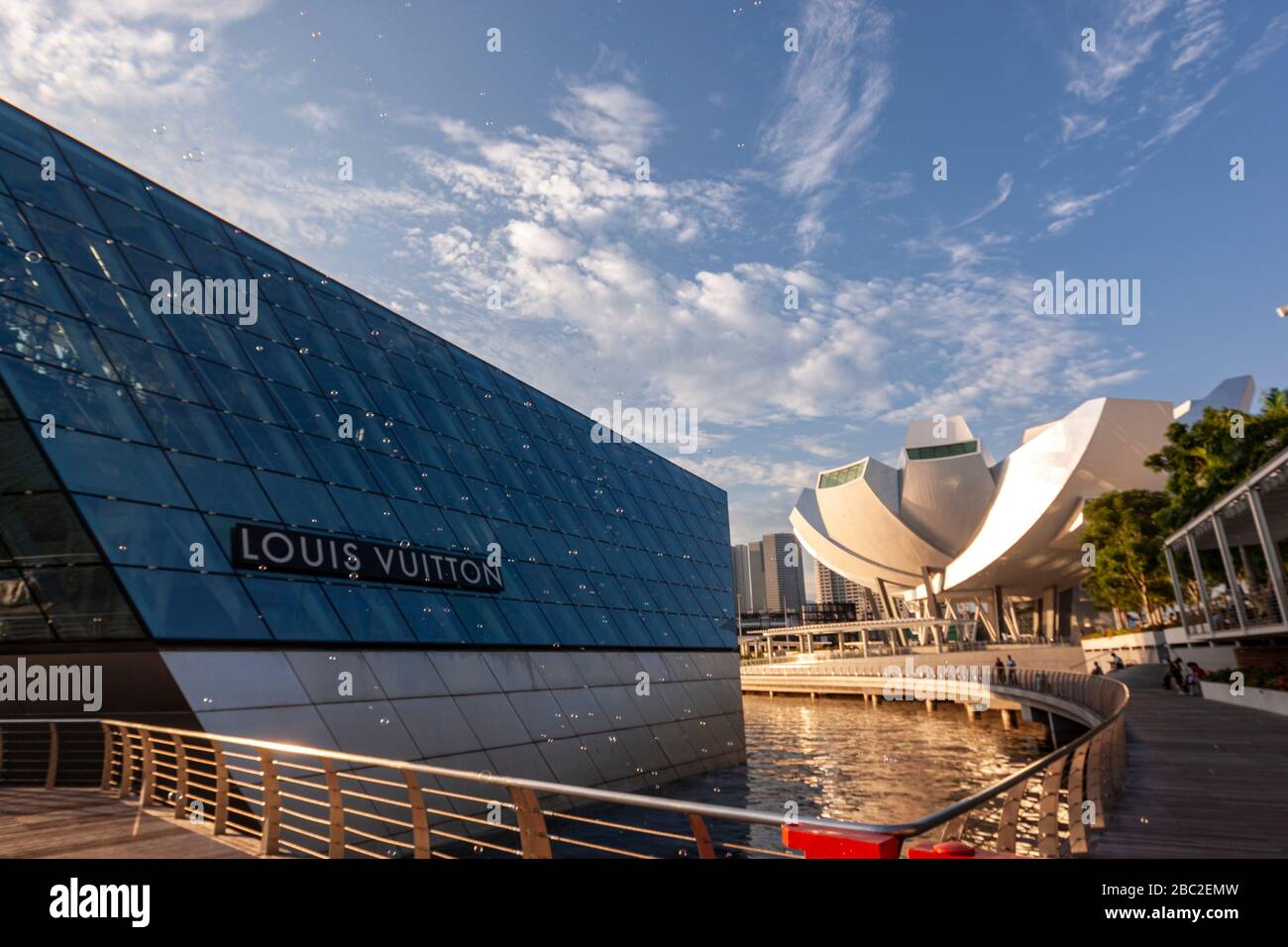 ArtScience Museum and the Louis Vuitton Island Maison at Marina Bay Sands.  Singapore Stock Photo - Alamy