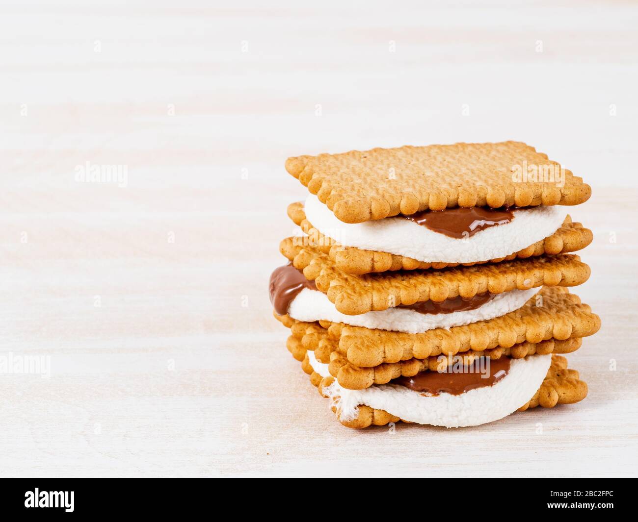 Smores, marshmallow sandwiches traditional American sweet chocolate