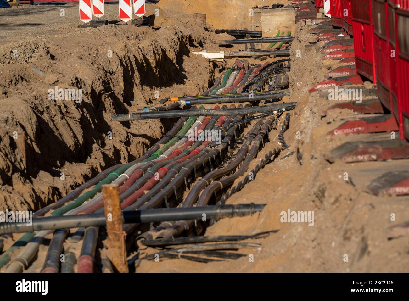 Kabel, Rohrleitungen, nebeneinander in einer Baustelle, Versorgungsleitungen freigelegt bei Bauarbeiten, Schadowstraße in Düsseldorf, Stock Photo