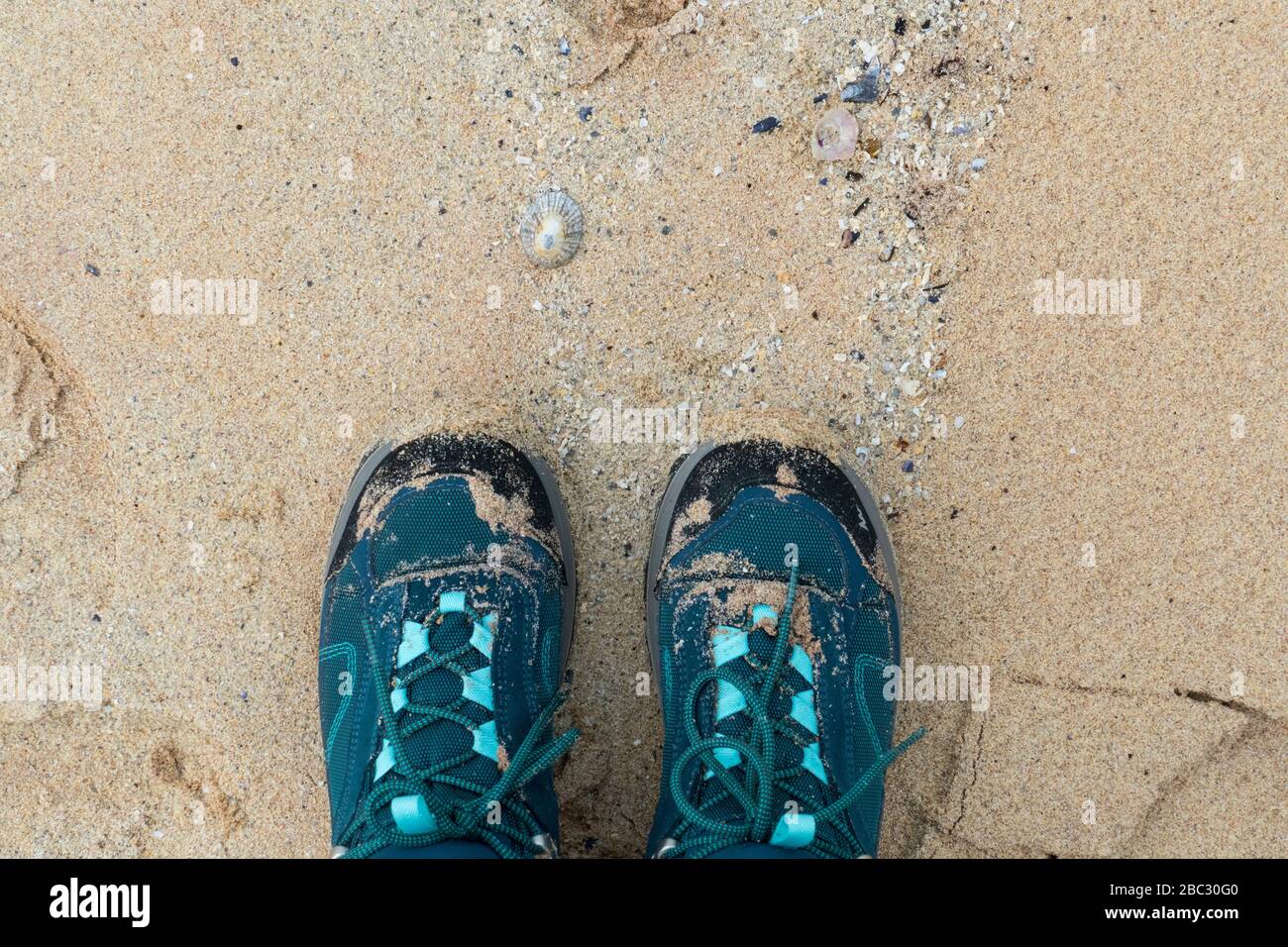 Ein paar Schuhe von oben betrachtet, stehen im Sand Stock Photo