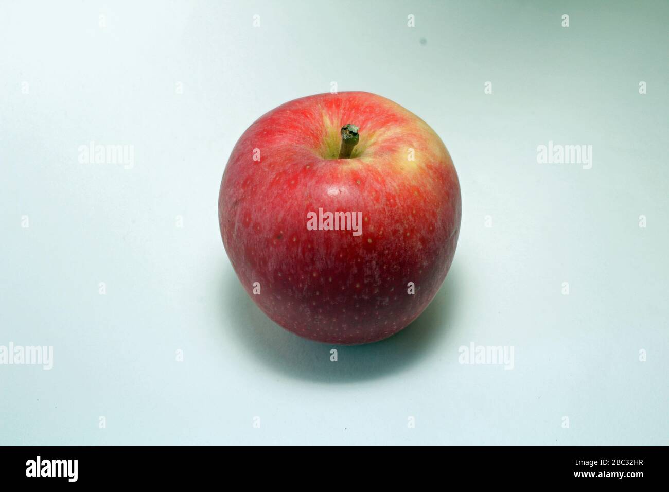 Red apple isolated on a white background Stock Photo - Alamy
