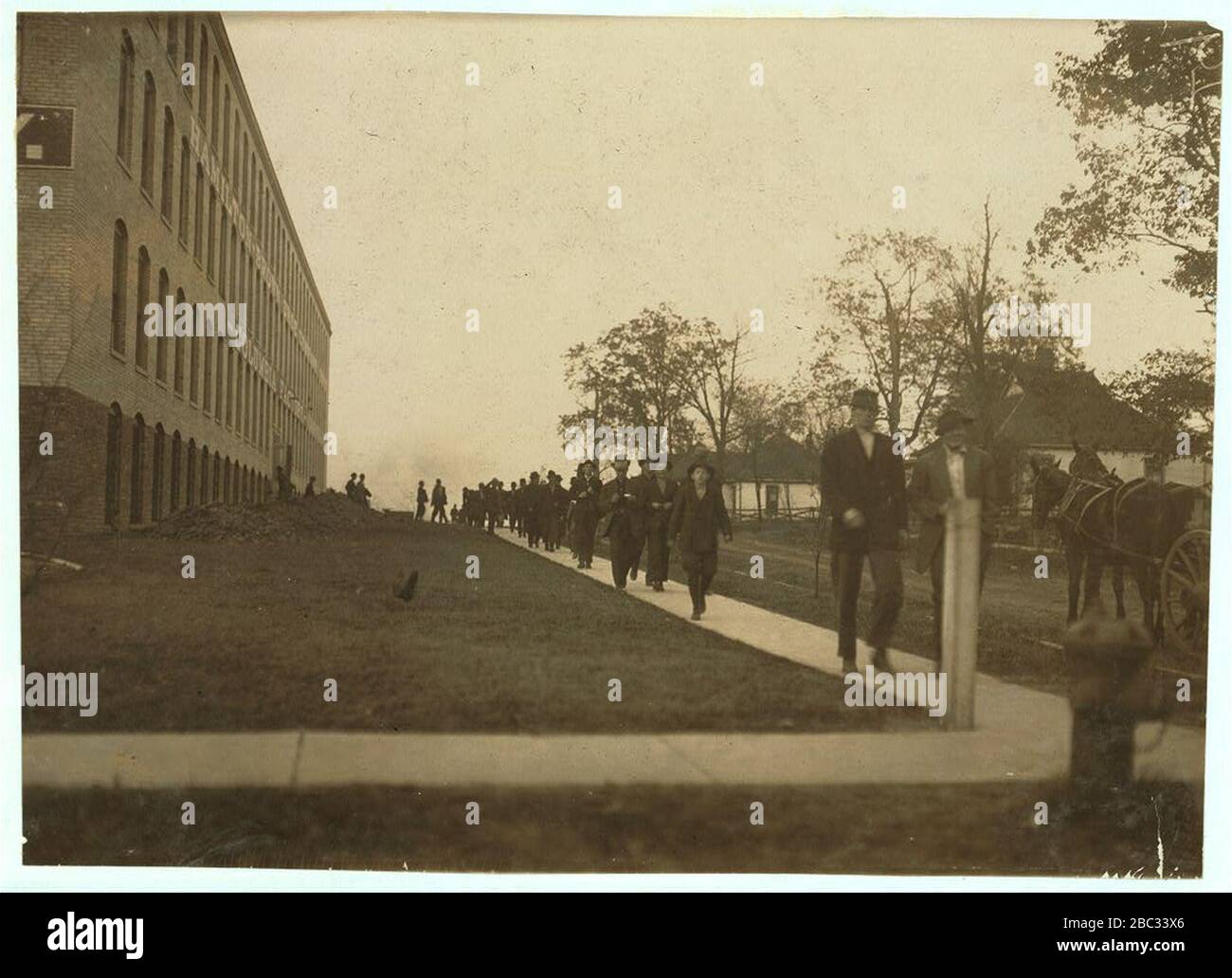 Group of workers coming out of Hamilton Brown Shoe Company Stock Photo