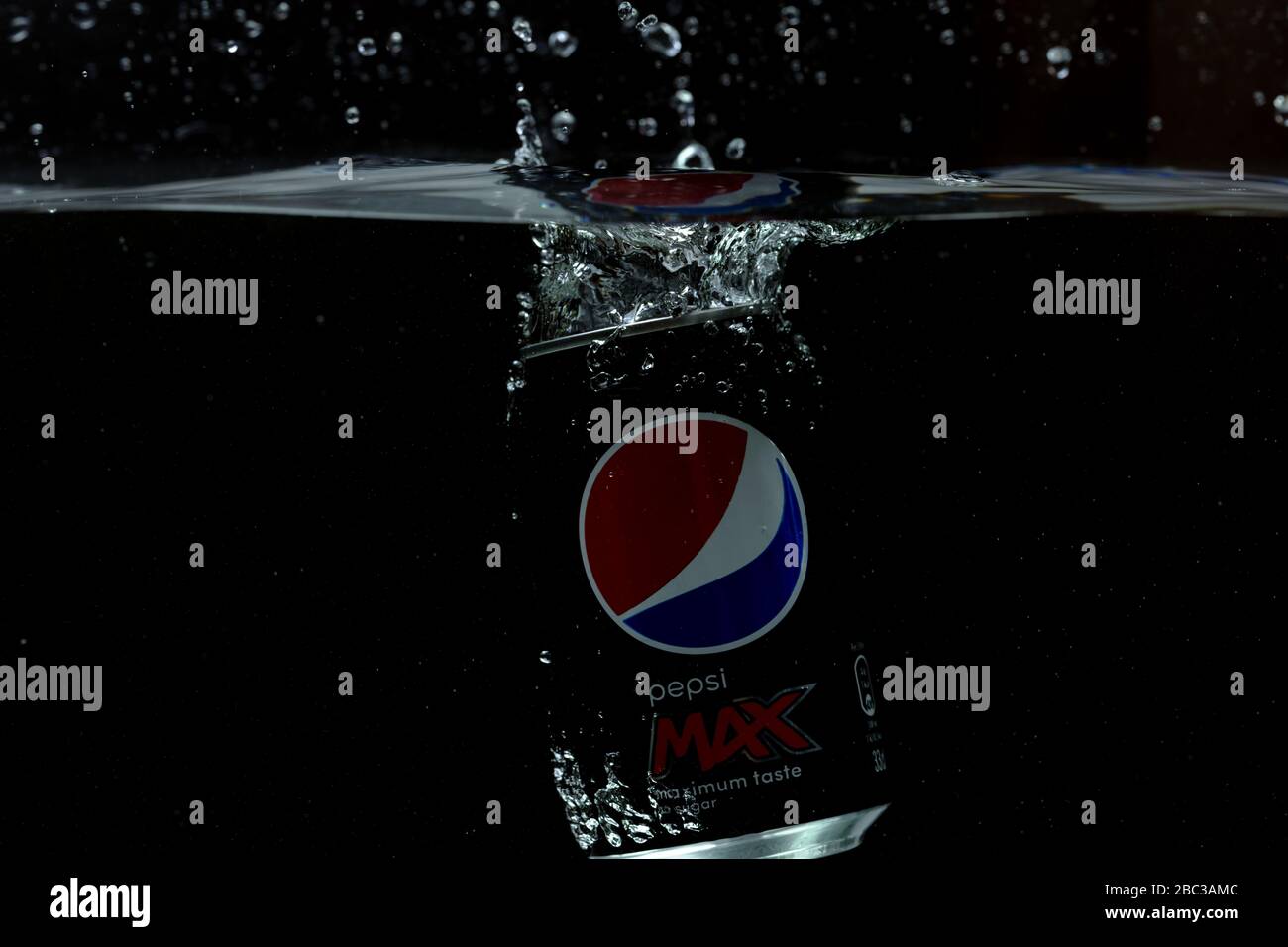 Close up view of can falling in water. Pepsi Cola Stock Photo - Alamy