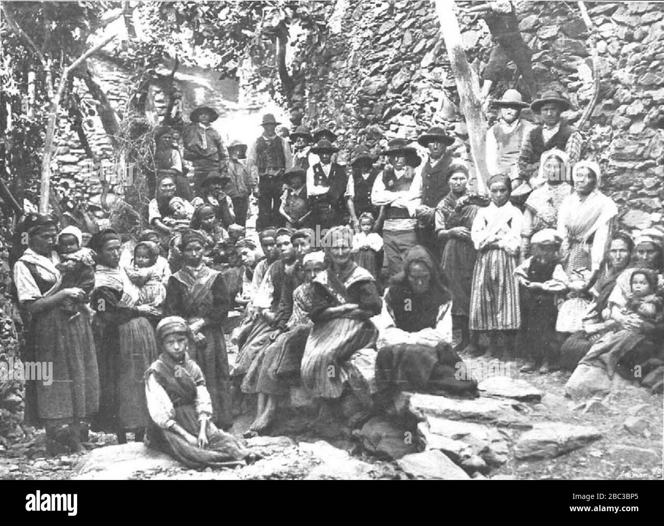Grupo de jurdanos ante la cámara fotográfica, de Venancio Gombau. Stock Photo