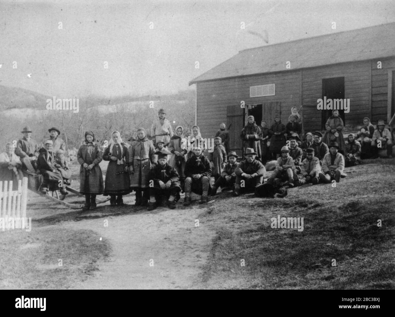 Gruppe samer samlet utenfor doktorboligen til Wessels, Solheim, Kirkenes, Sør-Varanger, Finnmark Stock Photo