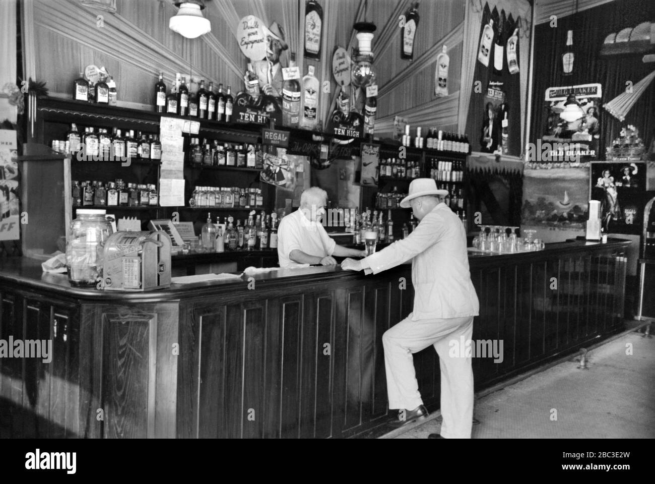 Bartender 1930s hi-res stock photography and images - Alamy