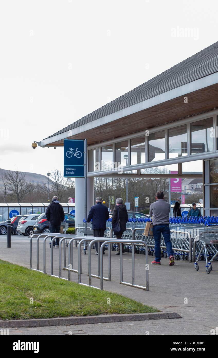 EBBW VALE, WALES, UK. MARCH 31 2020. Image of customers queueing at a