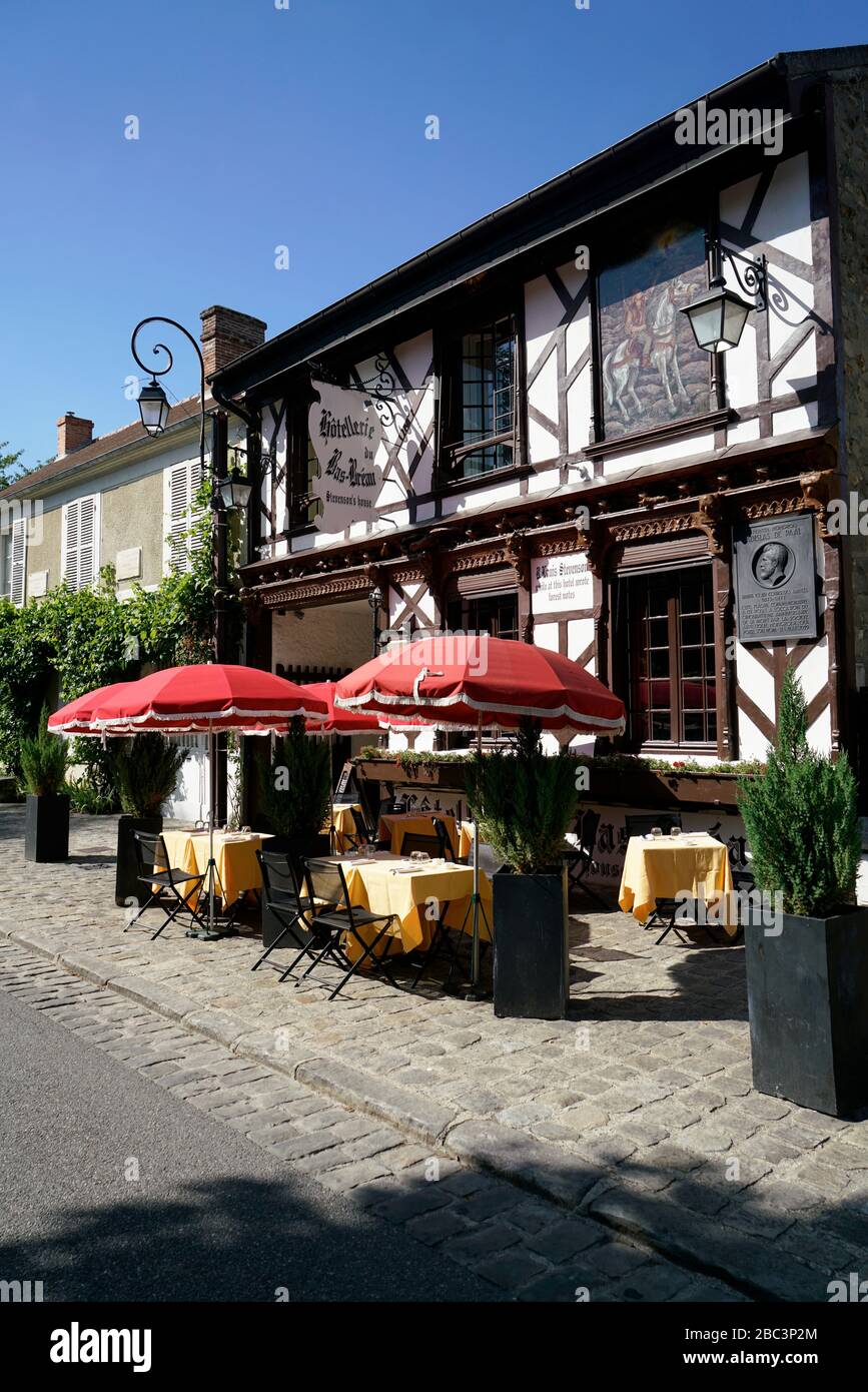 Hotellerie du Bas-Breau a traditional style inn with outdoor restaurant in  Barbzon. Seine-et-Marne.France Stock Photo - Alamy