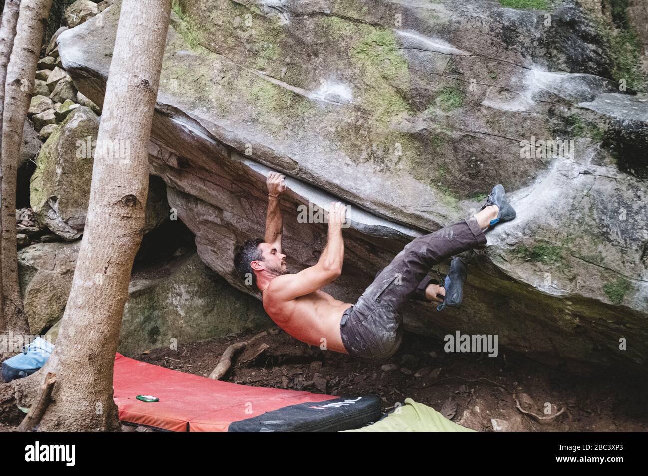 Strong male rock climber hi-res stock photography and images - Alamy
