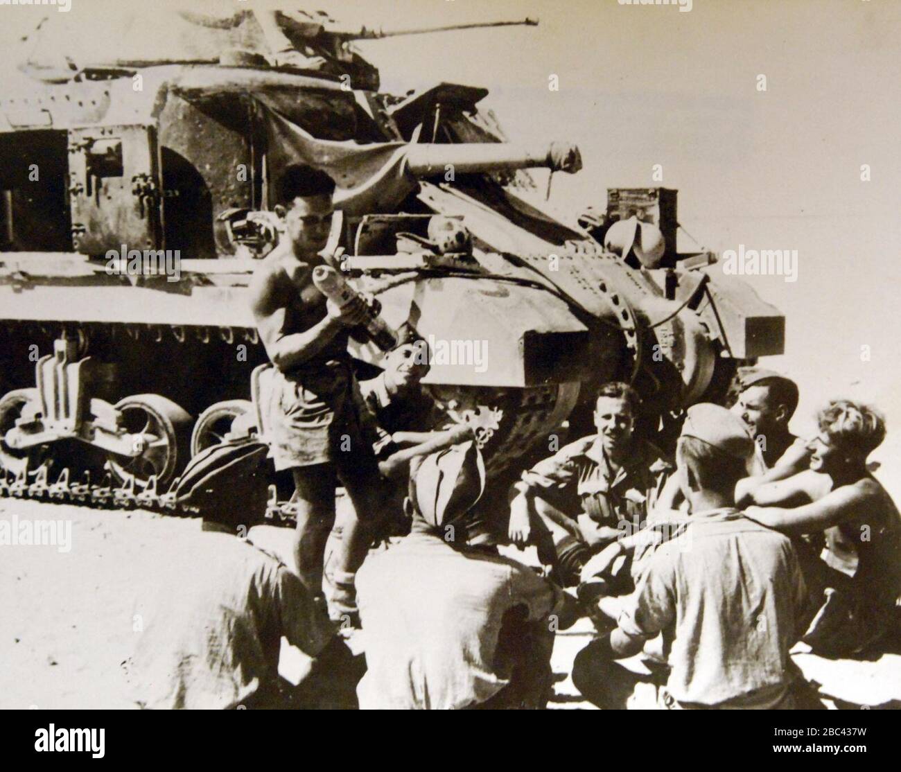Gunner giving talk on .75mm gun in Egypt, North African Campaign, WWII (37054665946). Stock Photo