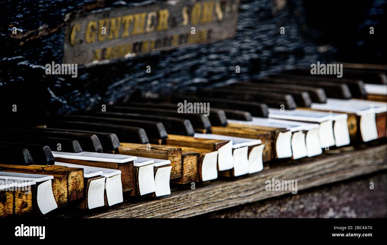 Old piano keys broken and rotten Stock Photo - Alamy