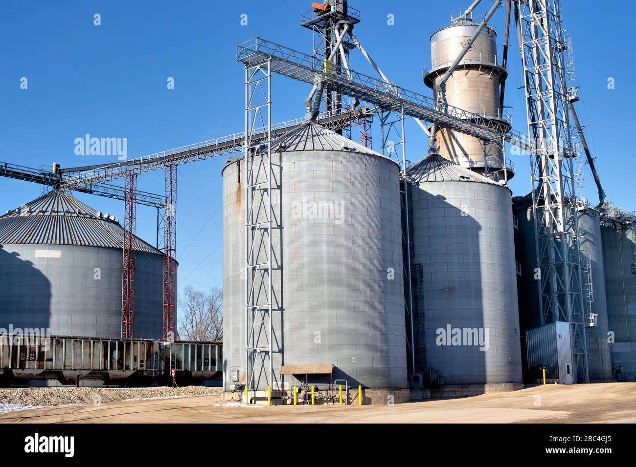 Darien, Wisconsin, USA. A large grain elevator complex with extensive railroad siding service in the small southeastern Wisconsin community of Darien. Stock Photo