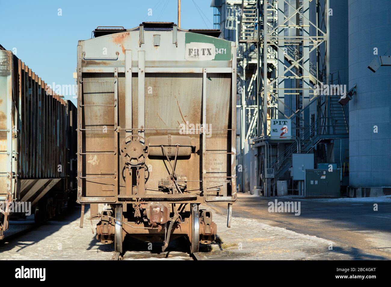 Darien, Wisconsin, USA. Railroad cars sit on railroad sidings at a large grain elevator complex in southeastern Wisconsin. Stock Photo