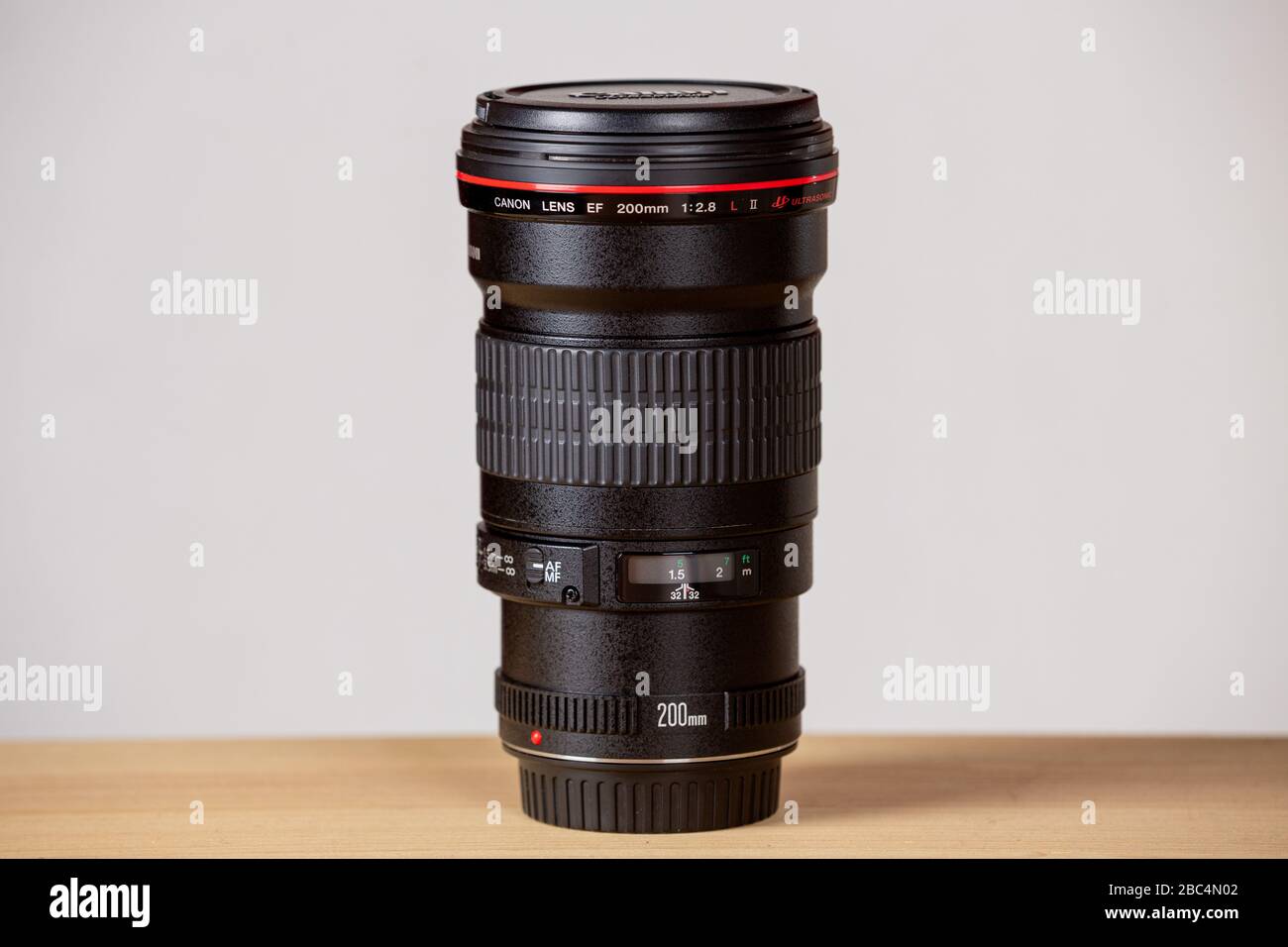 Hanover Germany April 02 Canon Ef 0mm F 2 8l Ii Usm Professional Lens Stands On A Table Stock Photo Alamy
