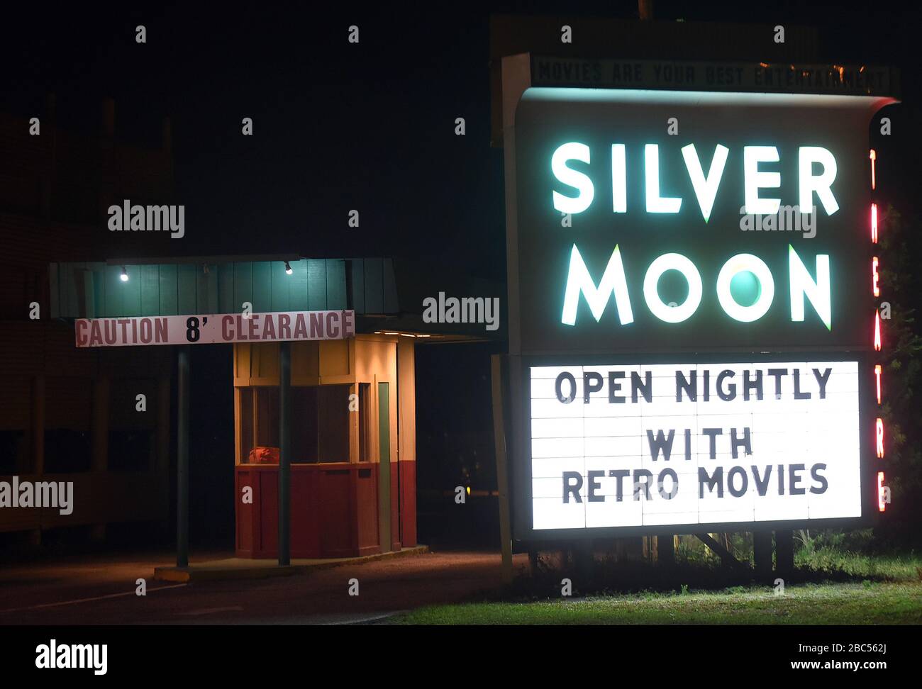 Lakeland, United States. 02nd Apr, 2020. April 2, 2020 - Lakeland, Florida, United States - The entrance to the Silver Moon drive-in theatre in Lakeland, Florida is seen on April 2, 2020, the last night of operation before the state-wide stay-at-home order issued by Florida Governor Ron DeSantis to curb the spread of coronavirus takes effect. The two-screen Silver Moon, the last remaining drive-in of Polk County, Florida, has seen an increase in business since the COVID-19 pandemic forced the closure of indoor theaters. Credit: Paul Hennessy/Alamy Live News Stock Photo