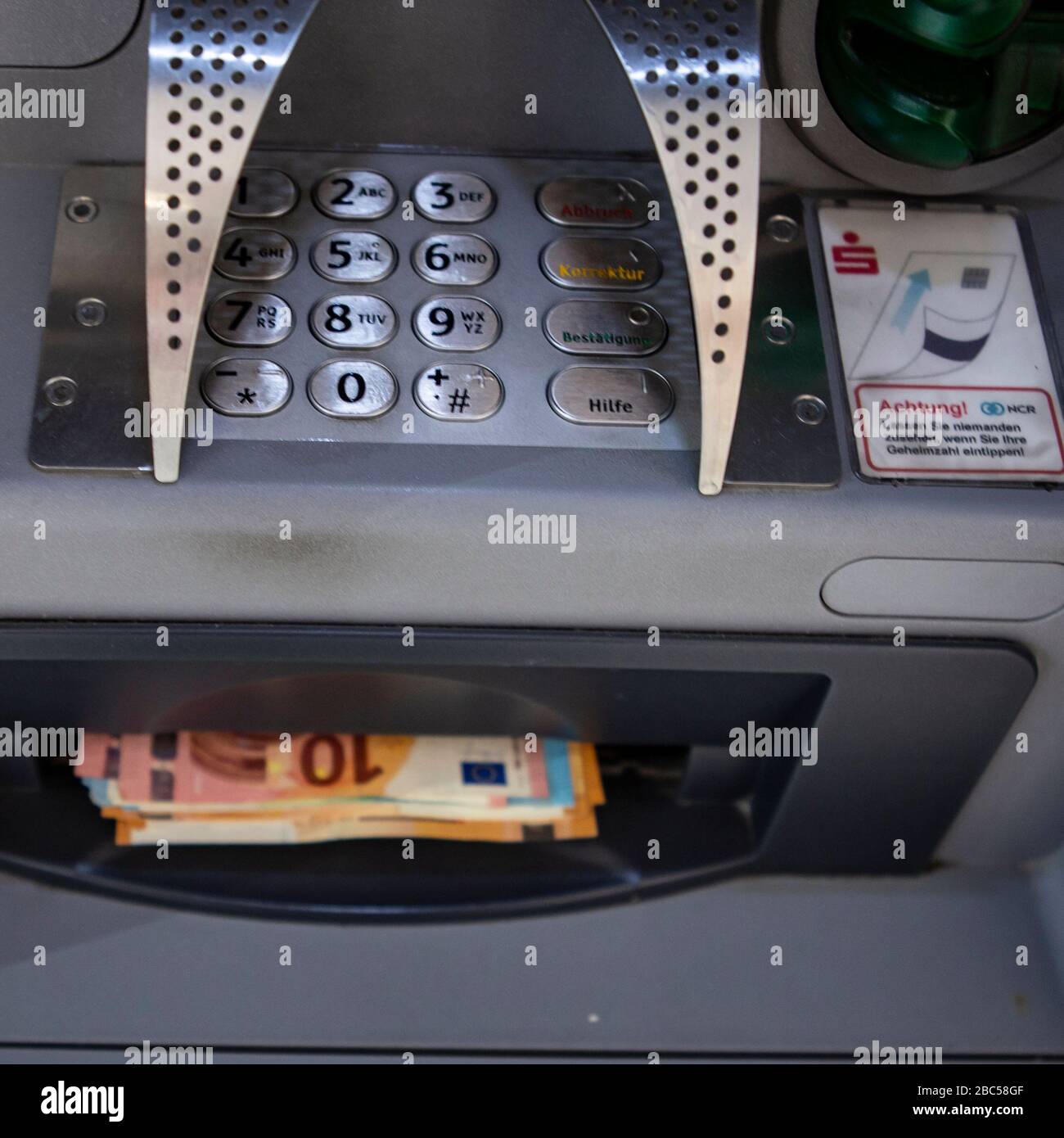 Geldautomat der Sparkasse Willich mit Informationen zum Coronavirus Stock Photo